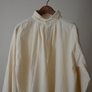 Gallego Desportes  antik style linen shirt with wave collar